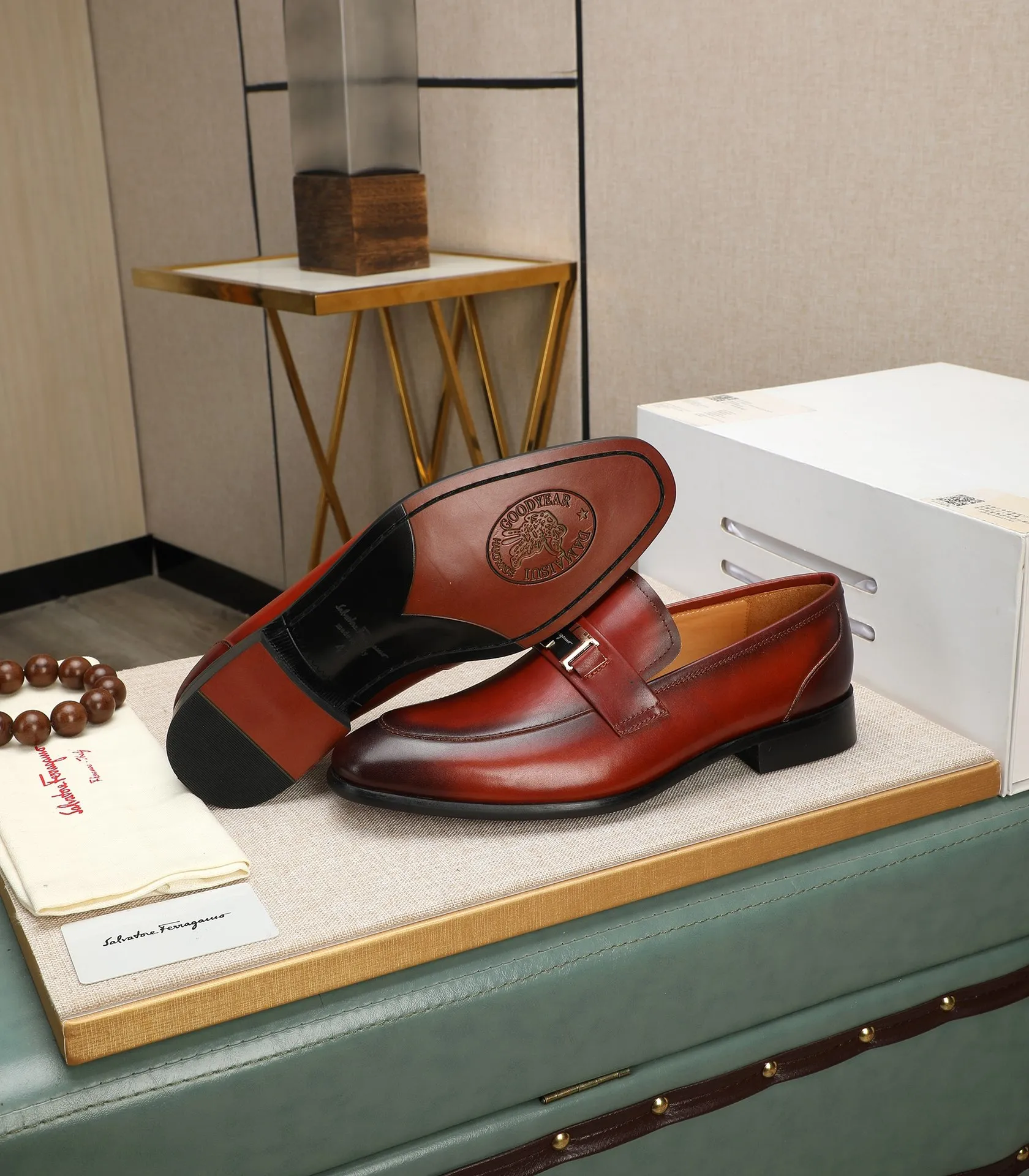 Men's shoes 💰540📛📛(water-dyed cowhide) Salvatore Ferragamo high-end (Salvatore Ferragamo) is the world's top luxury footwear brand. It comes from the fashion kingdom of Italy and is famous all over the world for its traditional handmade design and novel styles...🚶🏻🚶🏻New suit shoes are available simultaneously at the counter. This model is purely handmade. The fabric is imported from Italy's original first-layer cowhide. Soft water-dyed cowhide lining. Original authentic outsole🌀🌀Size: 38➖44 (45 customized)